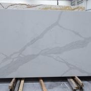 Full slab of ST Quartz Statuary Forte, a classic quartz that replicates Statuary marble with its bold and cloudy, directional grey veins on a light grey base